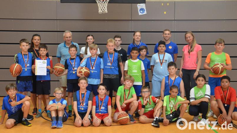 Die beiden Mannschaften beim ersten Weidener Schulturnier in Basketball. Bild: Kunz