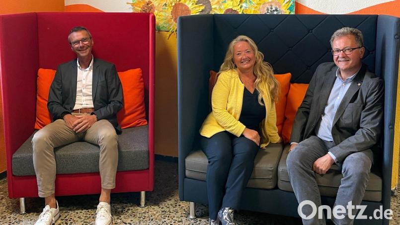 Das Probesitzen auf den neuen Möbeln übernehmen hier (von links) Bürgermeister Peter Achatzi, Rektorin Birgit Molitor und Artifex-Werkleiter Armin Grotz. Bild: exb