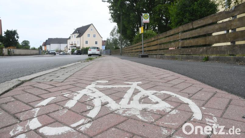Negativbeispiel für einen Radweg: In der Mooslohstraße rumpeln Radler über manchen Buckel, auch die Bordsteinkante ist nicht mehr zeitgemäß. Bild: Gabriele Schönberger