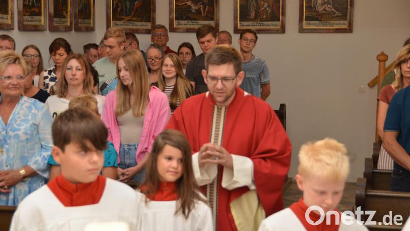 Kaplan Alexander Ertl feiert kurz vor seinem Abschied aus der Pfarrgemeinde das Patrozinium St. Peter und Paul in Kößing mit den Dorfbewohnern. Bild: dob