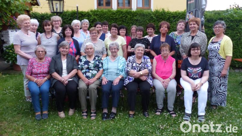 Die zahlreichen Geehrten und Gründungsmitglieder mit ihrer Vorsitzenden Martina Maier (Zweite von rechts, stehend) und Ehrenvorsitzender Sieglinde Schärtl (rechts davon) Bild: sl