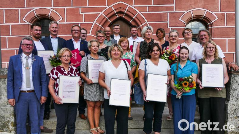 Mitarbeiterinnen und Mitarbeiter der neun geehrten Pflegeeinrichtungen mit Bürgermeister Michael Göth (vorne links) und Lions-Präsident Dr. Dieter Dodenhöft (zweite Reihe, rechts). Bild: wbe