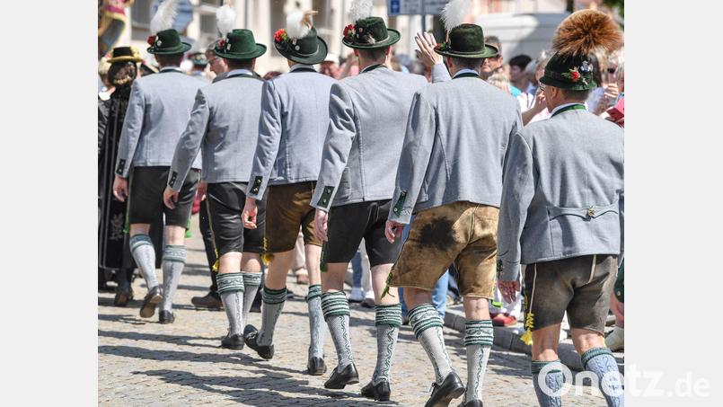 Männer in Lederhosen nehmen am Trachtenumzug teil. Nun werden Hosen aus dem Jahr 2014 zurückgerufen. Symbolbild: Patrick Pleul/dpa
