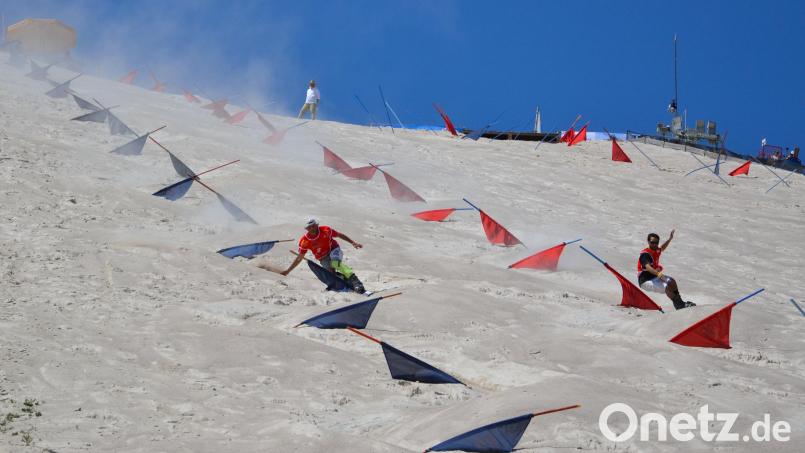 Einmal durch den roten, einmal durch den blauen Kurs. Der Parallel-Slalom ist einer der drei Disziplinen beim Sand-Spirit am Monte Kaolino in Hirschau. Archivbild: Ricardo Strecker