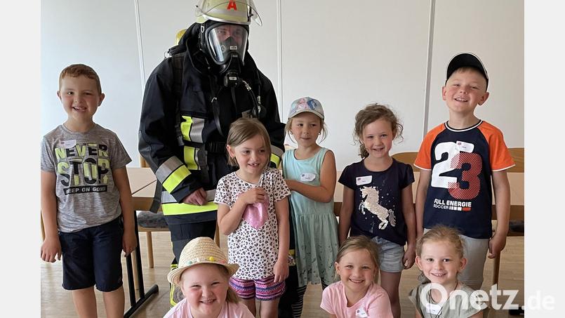 Vor dem Feuerwehrmann in voller Montur und mit Atemschutzmaske haben die Mädchen und Buben jetzt keine Angst mehr. Bild: Kinderhaus St. Michael/exb
