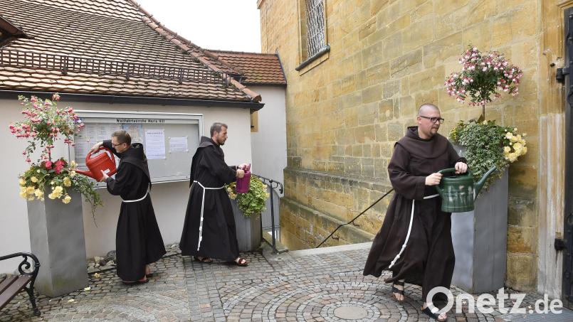 Da flitzen sie mit ihren Gießkannen, die Patres (von rechts) Seraphin Broniowski, Clemens Świerz und Kalikst Jasuba, um alle Blumen an den Kircheneingängen und auf dem Klosterareal mit Wasser zu versorgen. Auch sonst ist während der ganzen Bergfestwoche oft Laufschritt für sie angesagt. Bild: Petra Hartl