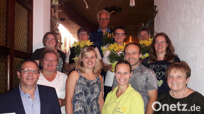 Das neu gewählte Führungsteam dankte auch den ausgeschiedenen Vorstandsmitgliedern. Im Bild (erste reihe von links) Zweiter Bürgermeister Egbert Völkl, Vorsitzende Melanie Roth, stellvertretende Vorsitzende Barbara Ruhland, (zweite Reihe von links) Kreisfachberaterin Heidi Schmid, Julia Hummer (Beisitzer), Andreas Ruhland (Kassier), Silvia Leibl (Beisitzer) sowie (dritte Reihe von links) Sandra Fleißer (stellvertretende Schriftführerin) und die ausgeschiedenen Vorstandschaftsmitglieder Barbara Zinkl, Agnes Spichtinger, Katharina Fleißer sowie (oben) Xaver Spichtinger. Bild: Barbara Ruhland/exb