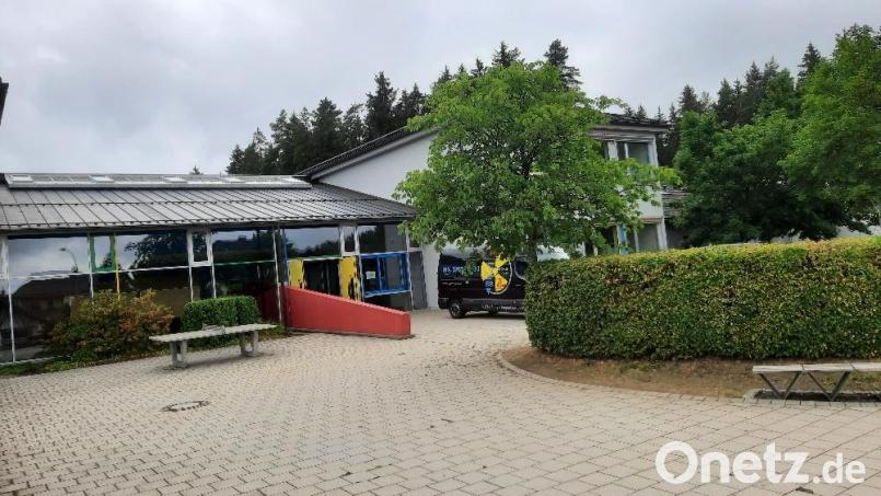 Die Grundschule in Neusorg kann weiter nicht für den Unterricht genutzt werden. Mittlerweile läuft die Reinigung des Gebäudes. Bild: soj