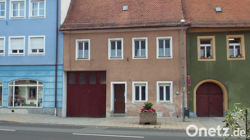 Das Anwesen Marktplatz 24 wird saniert, aufzuwenden sind etwa 1,7 Millionen Euro, geplant sind Wohnungen, Parkplatz und Garagen, der Stadtrat hat das Vorhaben jetzt auf den Weg gebracht Bild: e