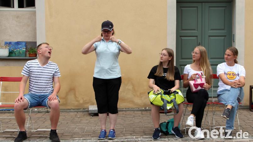 Die Theatergruppe Kirchenthumbach ist schon fleißig am Proben. Hier im Hinterhof beim „Biemichl“. Von links: Vinzenz Plößner, Karin Rupprecht-Horn, Tamina Hecht, Raphaela Weber und Lina Plößner. Bild: lep