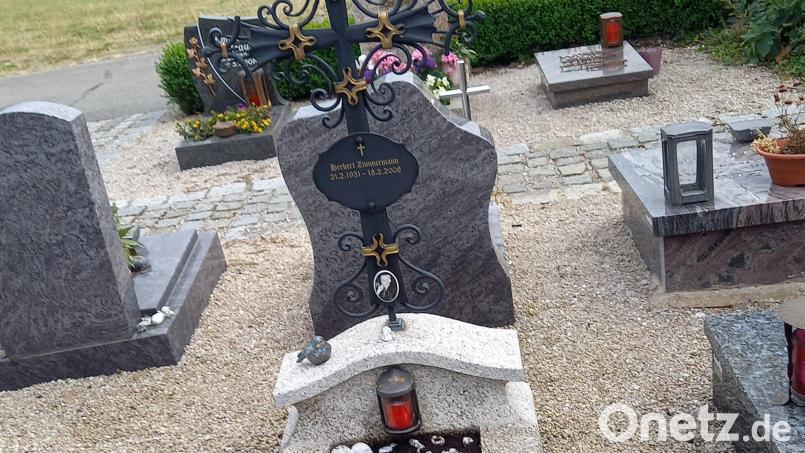 Insgesamt vier Mal fand Adelheid &quot;Heidi&quot; Faast-Zimmermann das Grab ihres verstorbenen Mannes verwüstet vor. Die Witwe hat mittlerweile das Urnengrab mit weißen Steinen verziert und hofft, dass ihr Mann endlich in Frieden ruhen kann. Bild: Ingrid Lange