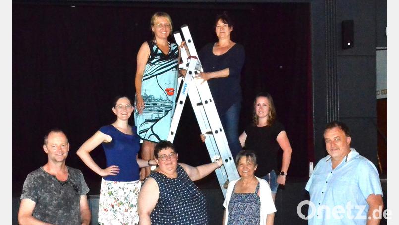 Beim Theaterverein &quot;Dorfbühne&quot; kümmern sich jetzt Martina Wettinger und Beate Schneider (oben, von links) mit Jürgen Mensch, Angelika Werner, Christine Wellert, Brigitte Krämer, Magdalena Mensch und Josef Kleber (von links) um die Vereinsgeschicke. Bild: fjo