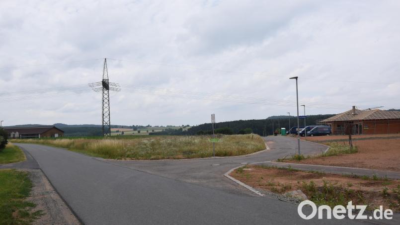 All in geht die Gemeinde Irchenrieth und setzt südlich dem Baugebiet Irchenrieth-Mitte (rechts) der sich noch im Klageverfahren befindet hin zum angrenzenden Landwirt (links) mit einer Bebauungsplanänderung weitere sechs Bauplätze hinzu. Ursprünglich hatte man das Zugeständnis gemacht, diese Grundstückszeile frei zu lassen. Bild: fz