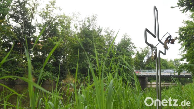 Ein Kreuz steht am Ufer: Hier ging Moritz G.s Leben vor zwei Jahren im Wasser zu Ende. Im September wird vor dem Bundesgerichtshof entschieden, ob der Flutkanal-Prozess nochmals aufgerollt wird. Bild: Gabi Schönberger