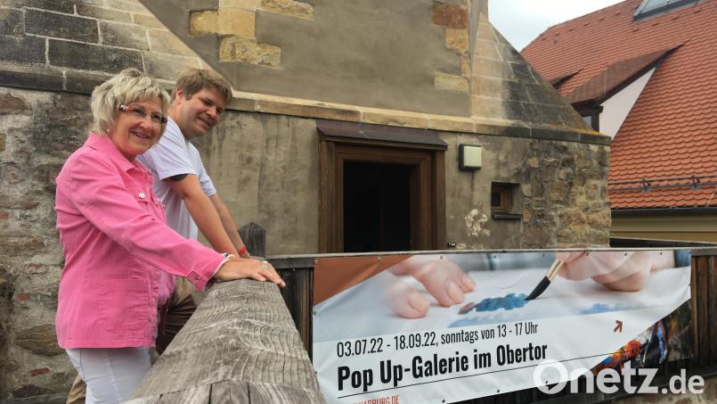 Zweite Bürgermeisterin Irene Ehemann und Marko Pammer (Stadtmarketing) bereiten die erste Ausstellung im Obertor gerade vor. Bild: upl