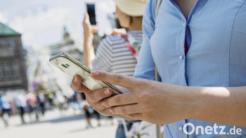 Günstig und hoffentlich auch schnell: Die EU hat das aufpreisfreie Roaming verlängert und räumt Verbraucherinnen im EU-Ausland das Recht auf die gleiche Mobilfunktechnologie ein, die ihnen auch daheim vertraglich zusteht. Symbolbild: Christin Klose/dpa