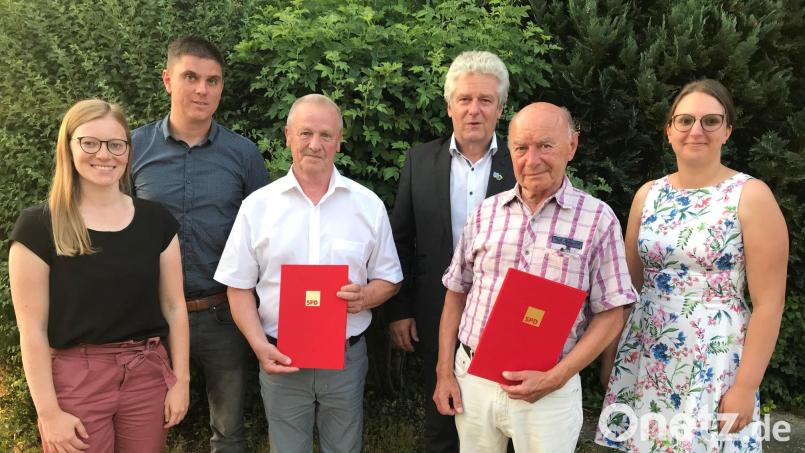 Krankheitsbedingt und auch der Hitze geschuldet nahmen nur Walter Wirth (Dritter von links) und Willibald Witzl (Zweiter von rechts) die Ehrung für 50 Jahre Mitgliedschaft von der Kreisvorsitzenden Nicole Bäumler (links) und der Ortsvereinsführung mit Alex Meier (Zweiter von links) und Sabrina Lacher (rechts) entgegen. Bürgermeister Robert Lindner (Dritter von rechts) dankte dem Ortsverein für die Unterstützung seiner Arbeit. Bild: Eichl