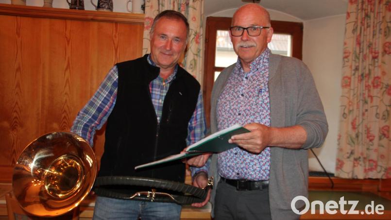 Bläserobmann Wolfgang Mark (links) und der musikalische Leiter des Jagdhornbläsercorps Tirschenreuth, Peter F. Dotzauer. Bild: kro