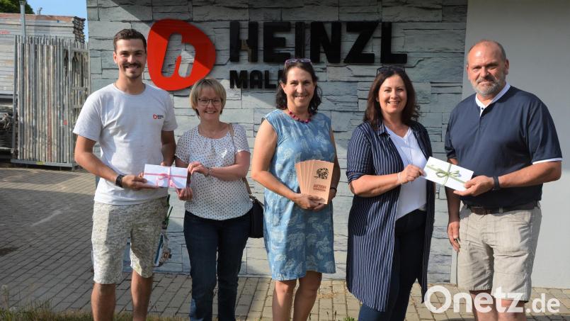 Zum 50-jährigen Bestehen der Firma Heinzl erhielten die &quot;Aktion Lichtblicke&quot; und das Hospiz St. Felix jeweils eine Spende von 1500 Euro. Von links Juniorchef Simon Heinzl, Susanne Wagner (Hospiz St. Felix), Cordula Heinzl, Claudia Grillmeier (&quot;Lichtblicke&quot;) und Hubert Heinzl. Bild: jr