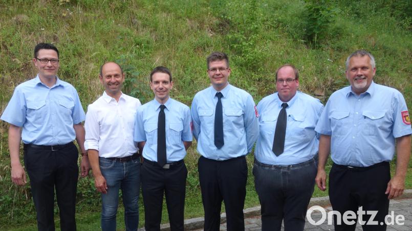 Die Feuerwehr Ensdorf wählt zwei neue Kommandanten (von links): Kreisbrandinspektor Armin Daubenmerkl, Bürgermeister Hans Ram, Zweiter Kommandant Markus Feulner, Erster Kommandant Jakob Patzelt, Vorsitzender Gerald Smit-Wiesen und Kreisbrandmeister Jürgen Ernstberger. Bild: tra
