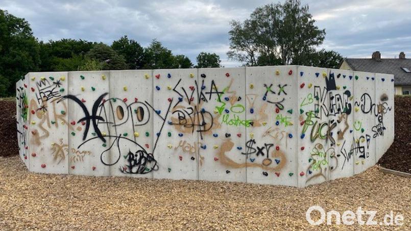Sprayer beschädigten Mitte Juni die Kletterwand in der Espergasse in Eschenbach. Bild: PI Eschenbach