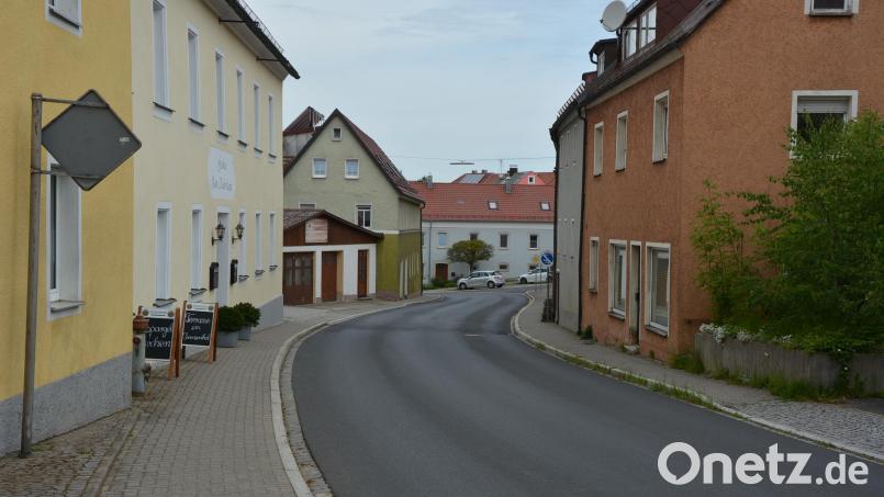 Vom Tisch ist die Schaffung einer durchgehenden Zone 30 im gesamten Konnersreuther Ortsgebiet. Nun sollen rechtlich zulässige Möglichkeiten geprüft werden, zumindest im Ortskern, wie etwa hier auf der Ortsdurchfahrt im Bereich des Gasthauses „Kouh-Lenzen“, eine Beschränkung zu erlassen. Bild: jr