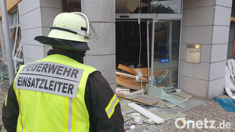 Ein Feuerwehrmann macht sich ein Bild von dem Schaden, den die Geldautomaten-Sprengung in Wernberg verursacht hat. Bild: Kreisbrandinspektion Schwandorf/exb