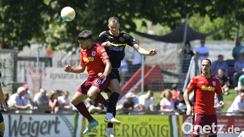 Der SSV Jahn Regensburg (rote Trikots) und die Spvgg Bayreuth lieferten sich in Rieden ein intensives Spiel. Bild: zg
