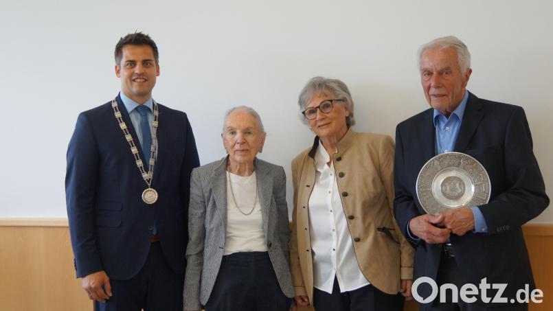 Stiftungsrat Dr. Helmut Hörger und seine Frau Helga (von rechts) freuen sich über die Überreichung des Ehrenamtstellers, zu dem auch Stiftungsvorsitzende Erika Odemer und Bürgermeister Rudolf Teplitzky gratulierten. Bild: wel