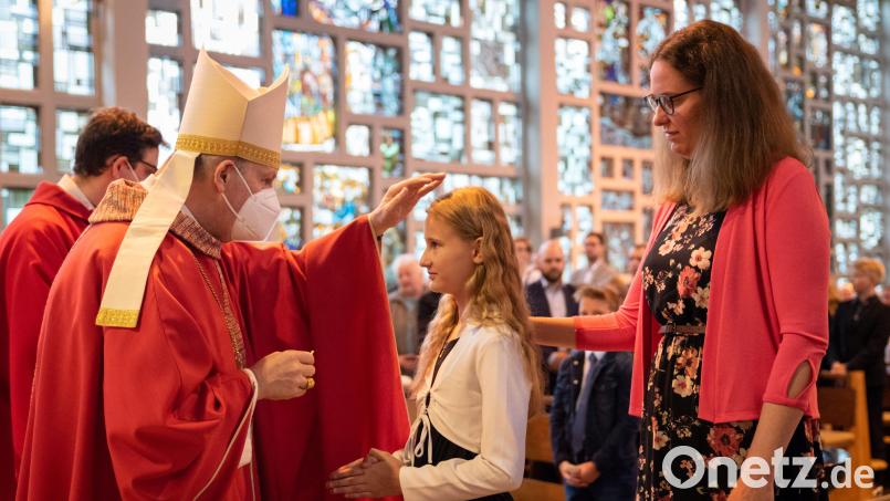 Weihbischof Reinhard Pappenberger firmte in Poppenricht insgesamt 56 junge Christen, im Bild Marie Hammer. Bild: Julian Probst/exb
