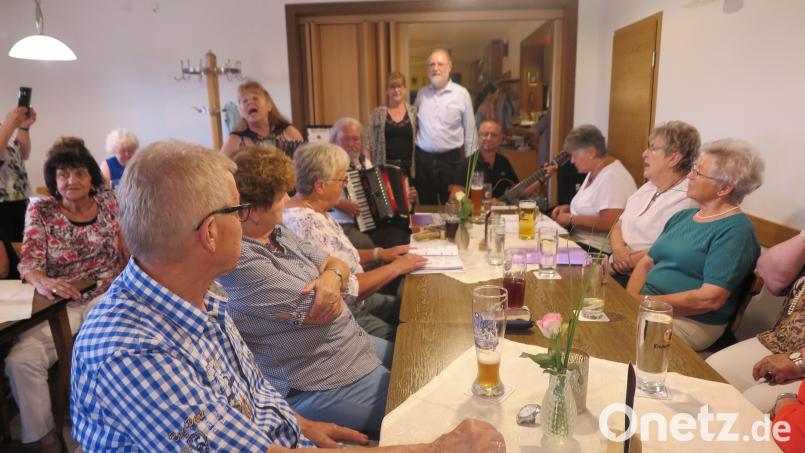 Herbert und Maria Storek (beide stehend) freuten sich sehr, dass so viele Musikanten und Volksmusikfreunde zum 30. Musikantenstammtisch gekommen sind. Bild: jzk
