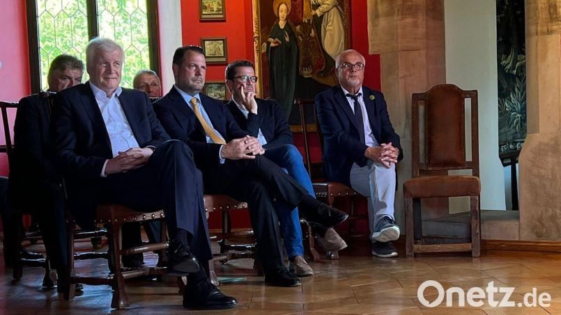 Preisträger Horst Seehofer (von links) mit Philipp zu Guttenberg, Karl-Theodor zu Guttenberg und Johannes Bradtka bei der Festveranstaltung. Bild: VLAB