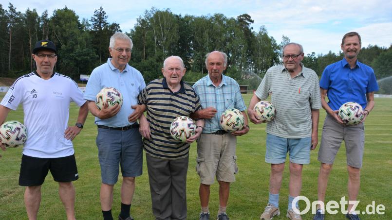 Josef Bauer, Karl Haberkorn, Ludwig Männer, Rudolf Hecht, Gottfried Pannrucker und Stephan Andörfer (von links) haben die Geschichte des SV Steinmühle in besonderer Weise mitgeprägt. Gerne schwelgen sie in Erinnerungen. Bild: jr