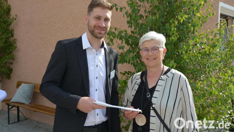 Mit einer Spende von 200 Euro überraschte die Junge Union Konnersreuth jetzt die örtliche Nachbarschaftshilfe. Benedikt Wenisch überreichte das Geld an Initiatorin Sigrid Schwan. Bild: jr