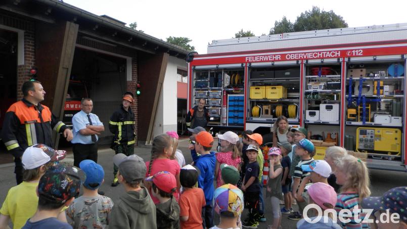 Die Buben und Mädchen des Kindergartens St. Marien waren vom Fuhrpark der Feuerwehr schwer beeindruckt. Bild: Anita Niebauer/exb