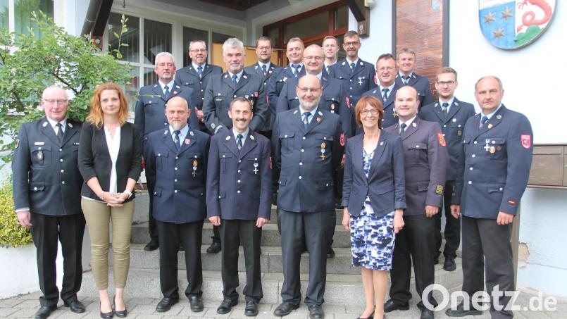 Stellvertretende Landrätin Margit Kirzinger (vorne, Dritte von rechts) würdigt wie Bürgermeisterin Marina Hirnet (vorne, Zweite von links) und Kreisbrandrat Marco Saller (vorne, Zweiter von rechts) die Leistungen der ausgezeichneten Aktiven. Einige von ihnen waren krankheits- oder urlaubsbedingt entschuldigt. Bild: pi