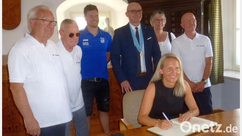 Wann hat man schon eine Europameisterin in der Marktgemeinde? Fritzy Kromp war zum Fest der Fußballtrainer gekommen. Bürgermeister Maximilian Beer nutzte die Gelegenheit. Gerne trug sich die Trainerin ins Goldene Buch des Marktes eintragen. Bild: mad
