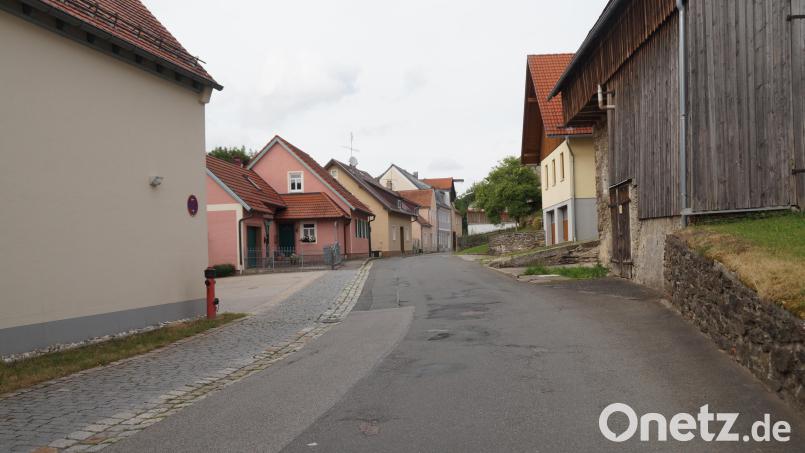 Die Sanierung der Freyung ist nicht mehr aufzuschieben, defekter Straßenbelag und Straßenvor- und Rücksprünge erfordern ein ganzheitliches Konzept, bei dem auch die Leitungen für Wasser und Abwasser erneuert sowie nach Wunsch auch für Fernwärme mit verlegt werden können. Bild: wel
