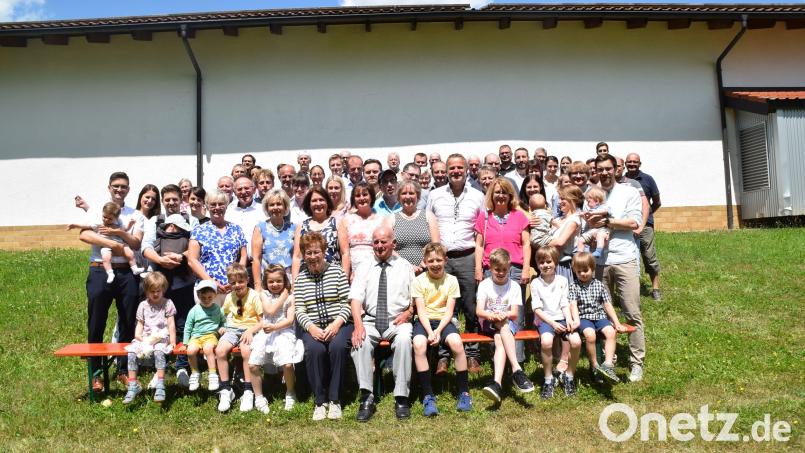 Josef Wagner aus Kastl konnte im Kreise seiner großen Familie seinen 90. Geburtstag feiern. Dies genoss der rüstige Jubilar sichtlich. Bild: rpp