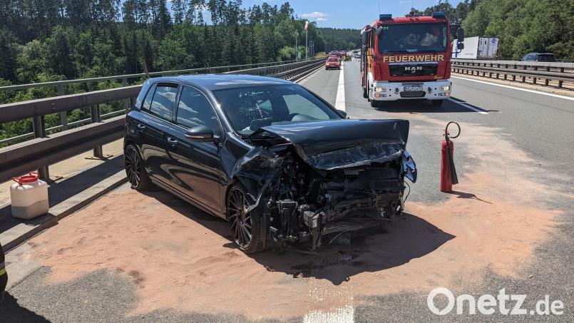 Auf der A6 bei Amberg ist es am Sonntagmittag, 3. Juli, zu einem Auffahrunfall gekommen - die Autobahn war in Richtung Waidhaus für circa eine Stunde halbseitig gesperrt. Bild: jma
