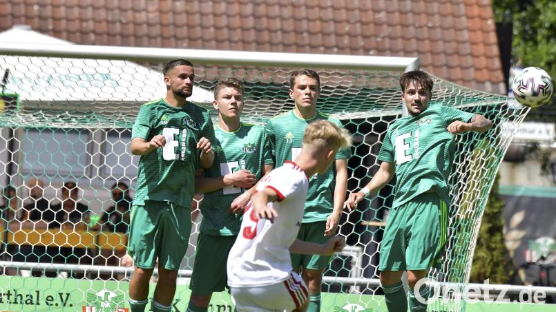 Geballte Abwehrmauer der Ammerthaler Tim Sulmer, Frederic Schüll, Julius Hammer und Lucas Melchner (von links) bei einem Freistoß der Nürnberger durch Nico Zietsch. Bild: Hubert Ziegler