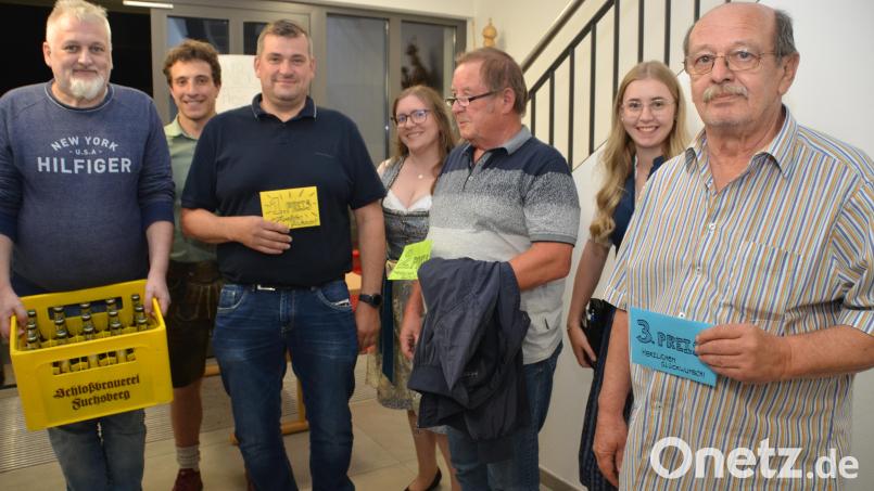 Beim Preisschafkopf der Ministranten ging Thomas Lorenz aus Altenstadt (Dritter von links) als Sieger hervor. Gemeindereferentin Theresa Glaser (Mitte) organisierte den Preisschafkopf mit den Oberministranten Markus Weig (Zweiter von links) und Marie Bäumler (Zweite von rechts) im Pfarrheim. Bild: dob