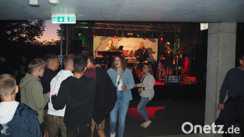 Einige junge Festbesucher kommen dann doch noch zum Schmidrangen und feiern den Festauftakt mit der Bürgerwehr und &quot;Sappralot&quot;. Bild: krb