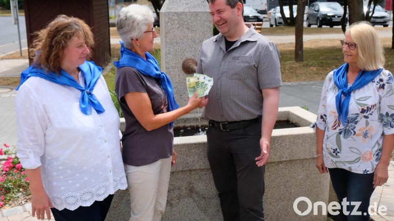 Irmi Diepold und Gisela Ruder (von links) und Christa Schmidt (rechts) übergeben eine Spende an Bürgermeister Alexander Goller. Bild: do