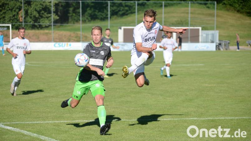 Die DJK Gebenbach (hier mit Marco Geier, dunkles Trikot) hatte den Regionalligisten Würzburger Kickers zu Gast. Bild: Andreas Brückmann
