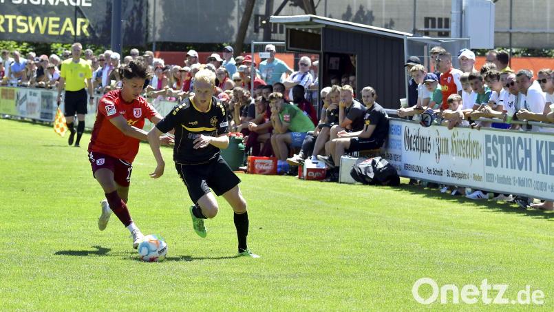 Minos Gouras (links) vom SSV Jahn Regensburg im Zweikampf mit seinem Bayreuther Gegenspieler. Der Zweitkligist aus Regensburg und der Drittliga-Aufsteiger trennten sich 0:0. Bild: Hubert Ziegler