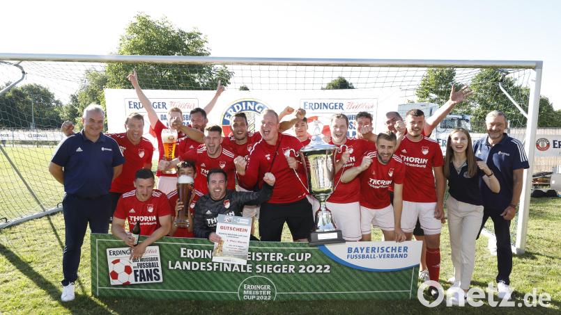 Viel Jubel, viel Weizen: Die SpVgg Pfreimd hat den Erdinger Meister-Cup 2022 gewonnen. Bild: Birgit Gleixner/exb