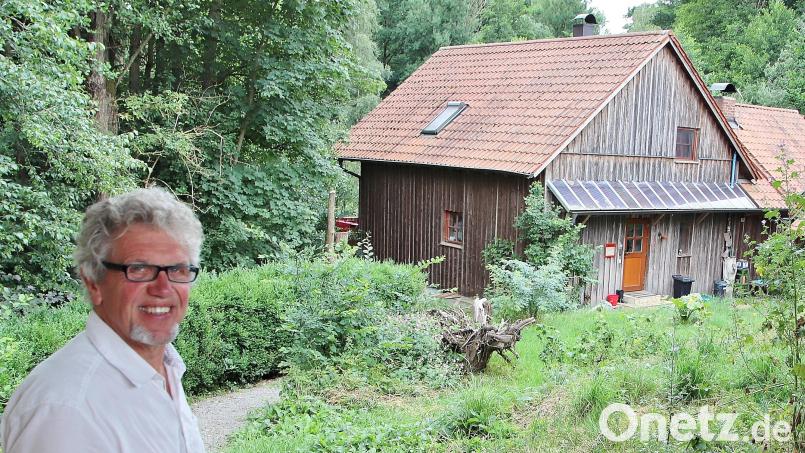 Grünen-Kreisrat Rudi Sommers Haus ist aus Holz und praktisch energieautark. Was er an Energie braucht, um komfortabel leben zu können, produziert Sommer auf seinem Grundstück selbst. Sein Geheimnis: Sonnenenergie und Holz. Bild: Thomas Dobler