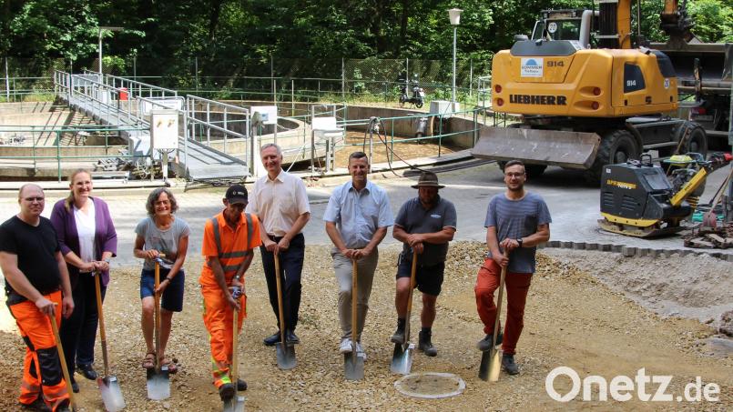 Den symbolischen Spatenstich für die Klärschlammtrocknung nahmen vor (von links): Klärwärter Peter Winkler, Dr. Ing. Simone Meuler-List (Planung Seuss Ingenieure), 2. Bürgermeisterin Lydia Zahner, Gemeindebediensteter Rudi Genal, MdL Harald Schwartz, Bürgermeister Roman Berr, Christian Wallner (bauleitender Polier der Firma Sommer-Tiefbau und Matthias Wagner, Bauüberwachung der Firma Seuss Ingenieure. Bild: ds