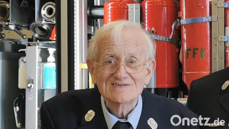 Sein Leben war die Feuerwehr: Der Einweihung des neuen Tanklöschfahrzeuges wohnte Hans Denz Ende August 2021 noch bei. Bild: Feuerwehr Kemnath/exb